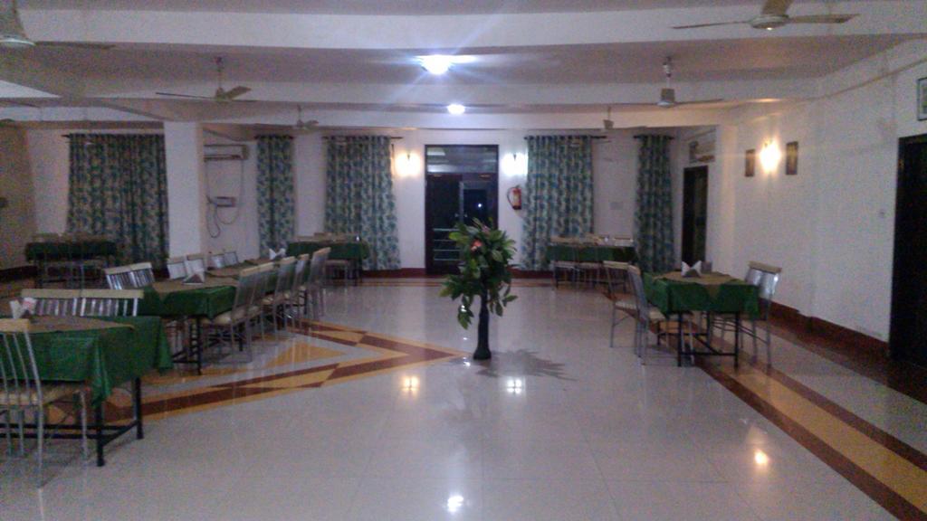 Hotel Kanishka Kanpur Bagian luar foto
