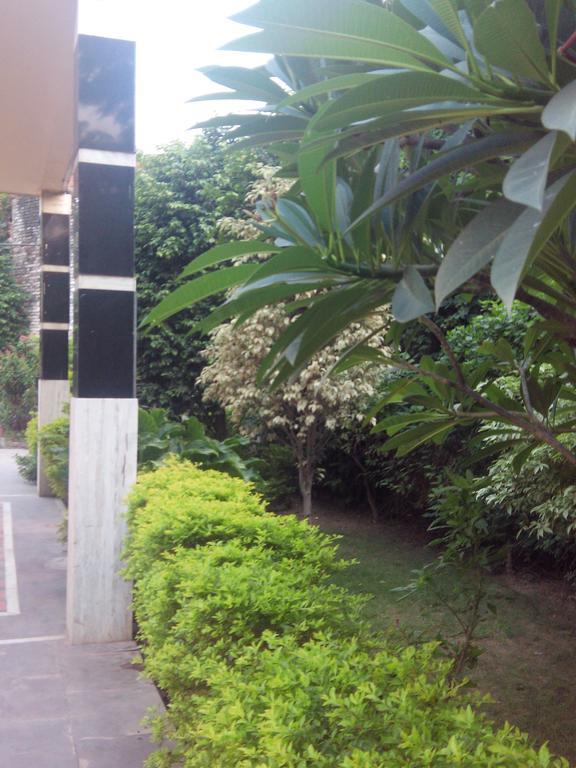 Hotel Kanishka Kanpur Bagian luar foto